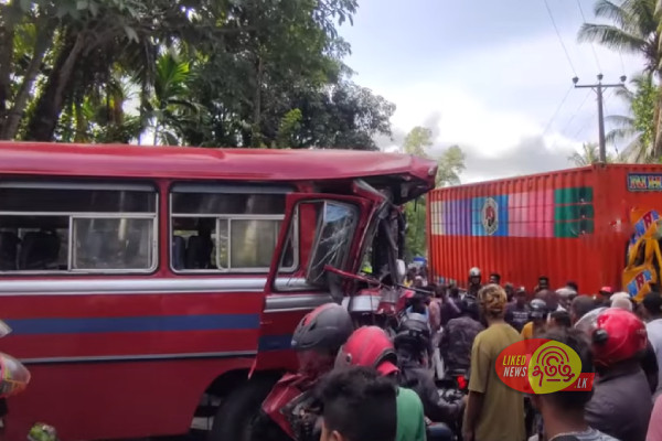 இன்று காலை இடம்பெற்ற கோர விபத்து ; ஒரு மணிநேரம் முடங்கிய போக்குவரத்து