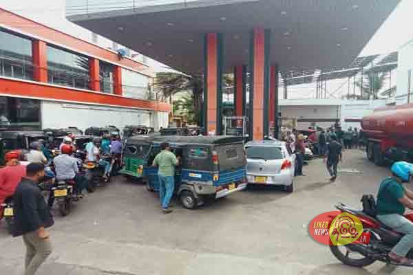 அம்பாறையிலும் எரிபொருளுக்கு நீண்ட வரிசை