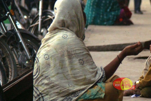 யாழ் நகரில் யாசகம் பெற்று கோடீஸ்வரியாகும் பெண்; வெளியான அதிர்ச்சித் தகவல்
