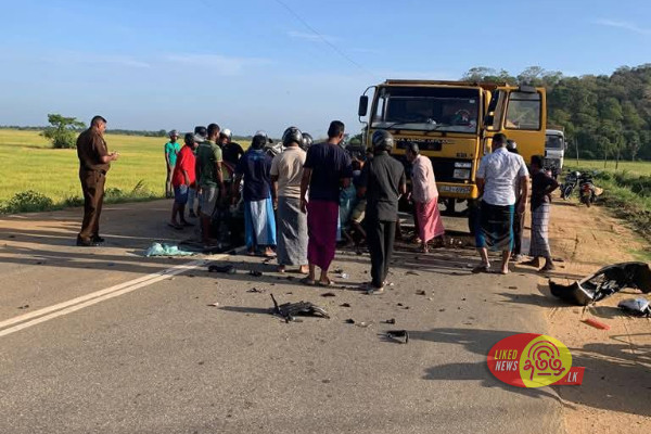 தமிழர் பகுதியில் இன்று காலை இடம்பெற்ற கோரவிபத்து; ஒருவர் உயிரிழப்பு; நொருங்கிய கார்